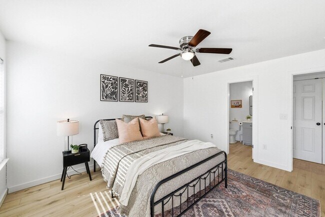 Foto del edificio - 5905 Los Dios Pl