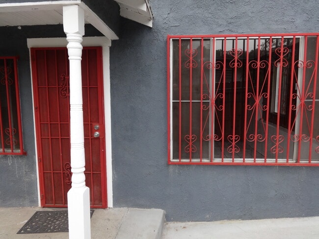 Puerta principal - 1972 Avalon St