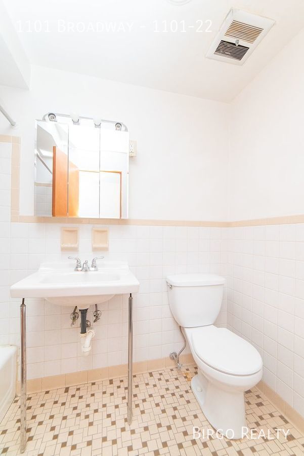 Foto del edificio - Studio Avaialble Now!  1 month free and no...