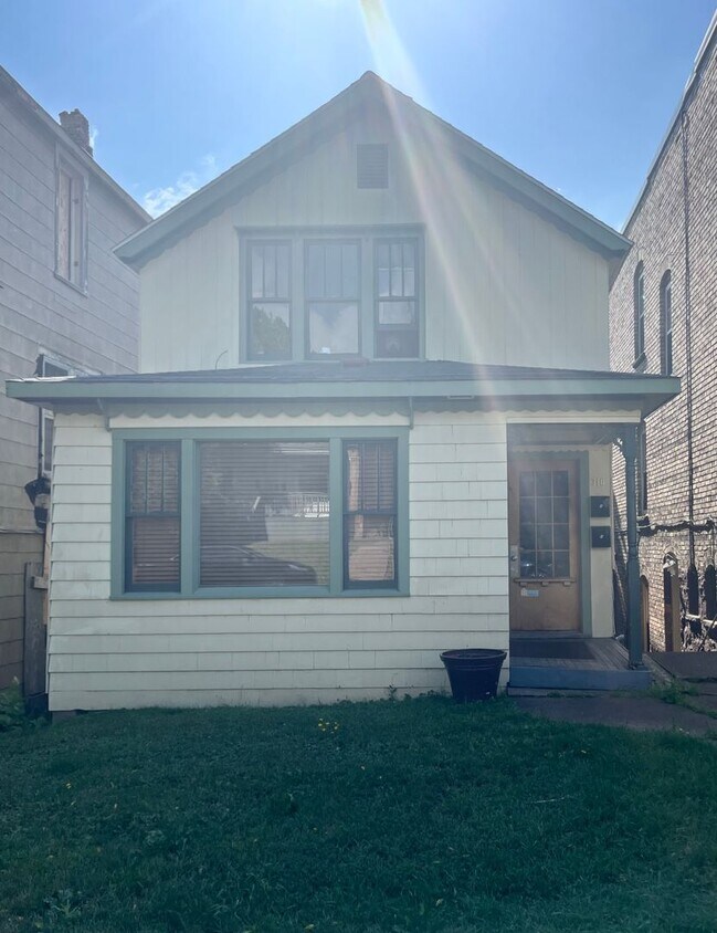 Foto principal - 310 E 5th St