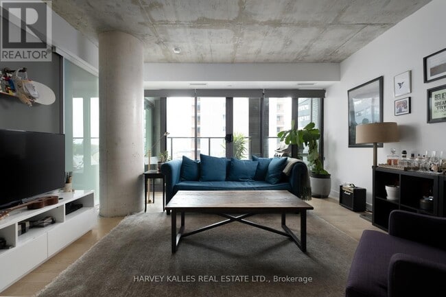 Photo du bâtiment - 111-111 Bathurst St