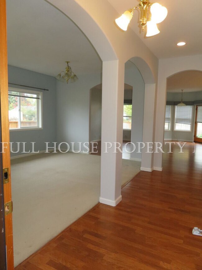 Building Photo - 3 br, 2 bath House - 281 Alexandra Ct.