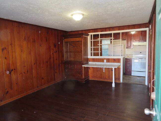 APT # 11 - STUDIO - $ 650 - 15091 Fort Campbell Blvd