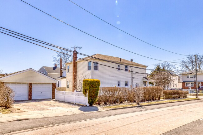 Building Photo - 37 Putnam Ave