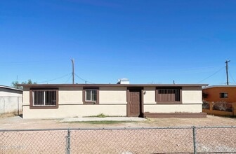 Building Photo - 2302 E Lynne Ln