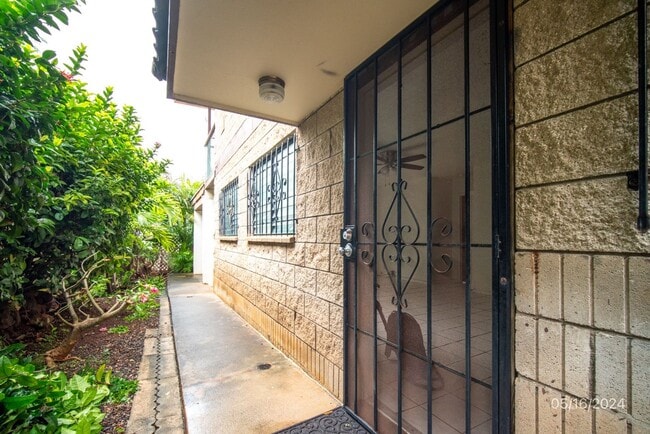Building Photo - 2BR/1BA/2PKG(TANDEM) DOWNSTAIRS UNIT IN ALIAMANU THREE PLEX