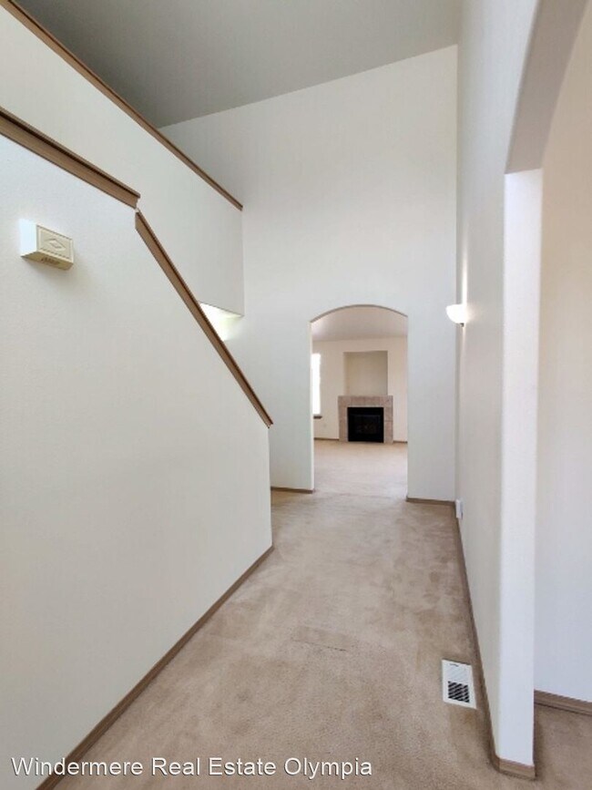 Building Photo - 3 br, 2.5 bath House - 1016 Nepean Dr SE
