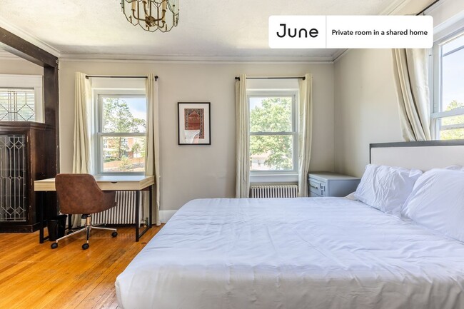 Foto del edificio - Private bedroom in 9 bed/2 bath Home