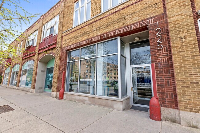Building Photo - 1225 W Morse Ave