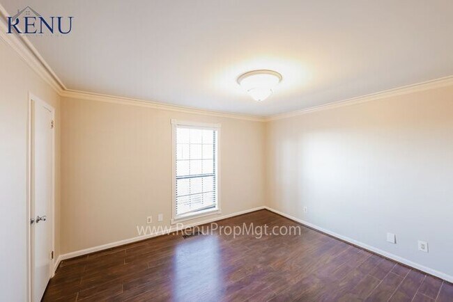 Foto del edificio - AVAILABLE NOW!!