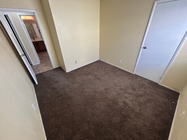 Foto del edificio - BEAUTIFULLY RENOVATED HOME WITH NEW PAINT, CARPET, AND LIGHT FIXTURES