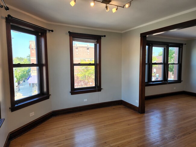 Building Photo - 5225 N Clark St
