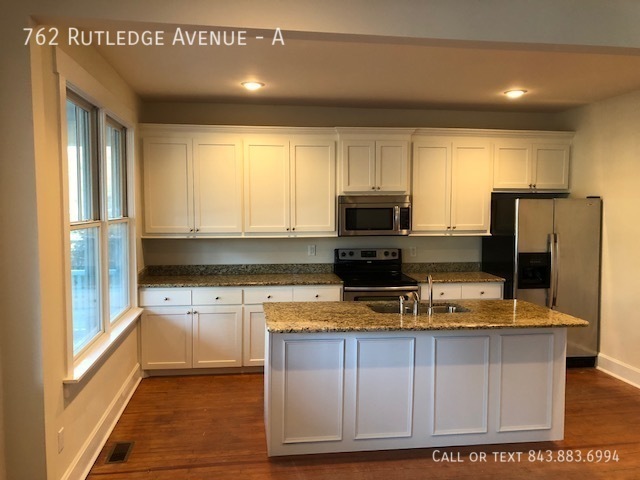 Building Photo - Beautiful, Large Apartment in Downtown Cha...