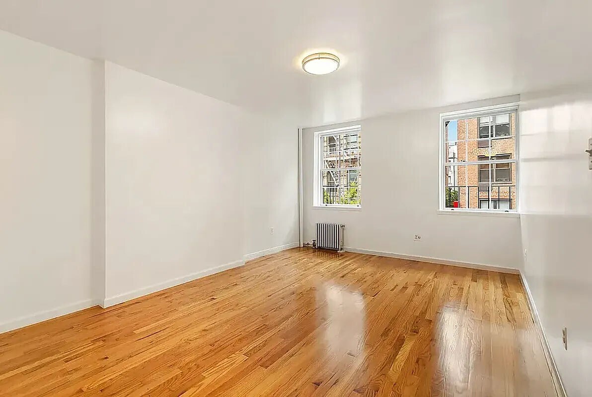 Foto principal - 222 West 10th Street