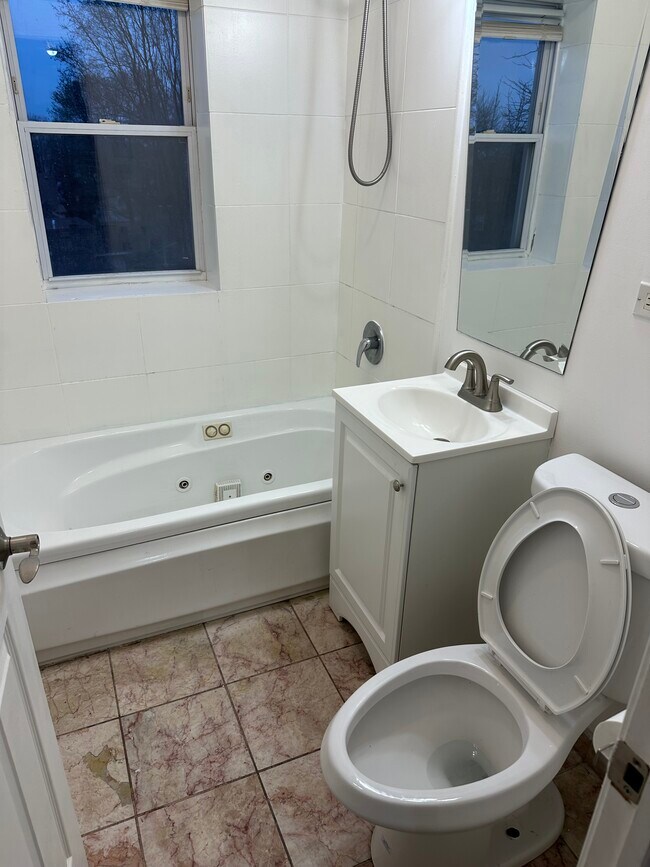 Foto del edificio - 1635 E 77th St
