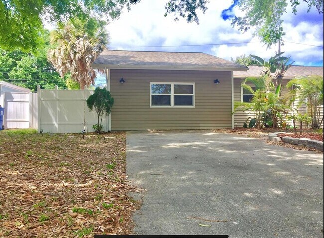 Building Photo - 6718 Kingswood Dr N