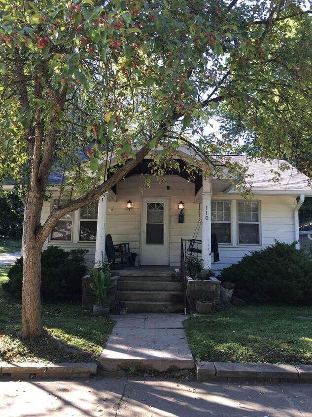 Primary Photo - 1 bedroom, 1 bath home - Available August ...