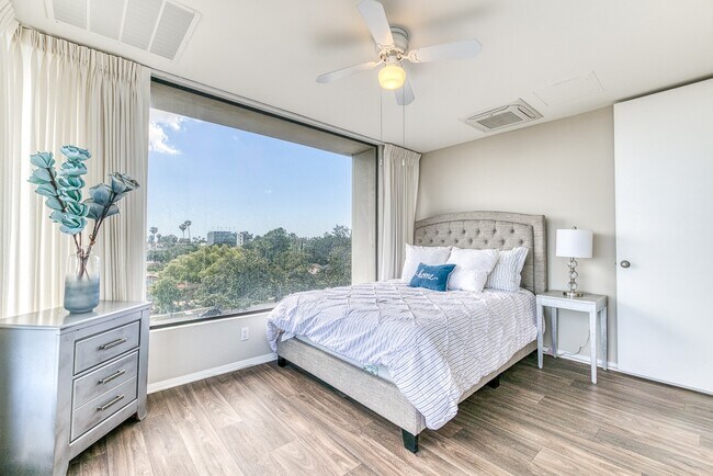 Foto del edificio - Bay Towers at Bixby Knolls - 55+ Active Adult Apartments