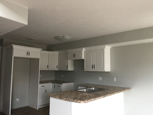 Building Photo - Duplex in Suburban Neighborhood