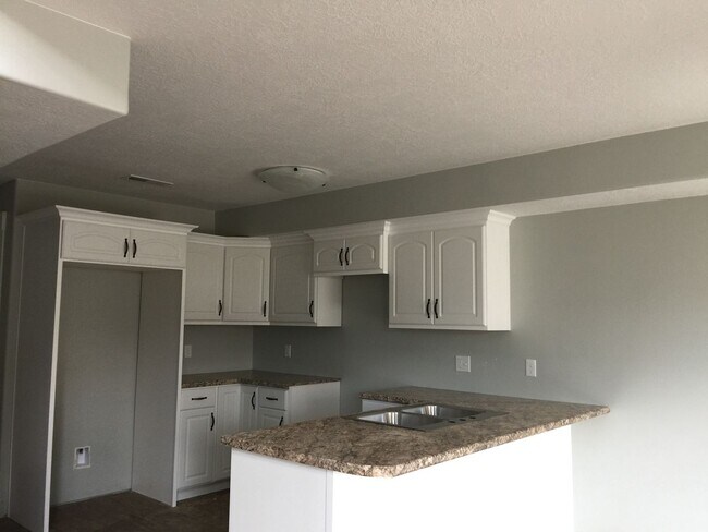 Foto del edificio - Duplex in Suburban Neighborhood