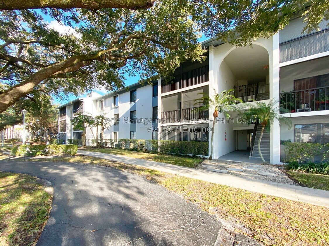 Photo - 1015 Green Pine Boulevard