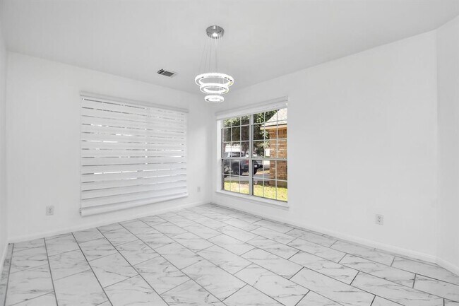 Building Photo - 6331 Applewood Forest Dr