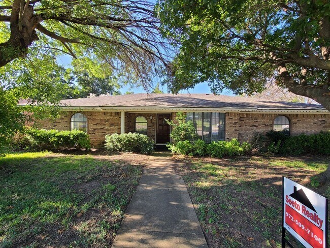 Foto del edificio - 4 bed 2 baths Coming soon!