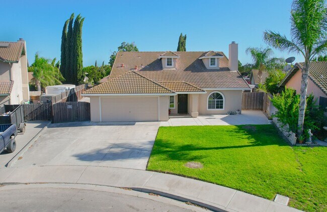 Foto del edificio - BEAUTIFUL 4 BEDROOM HOME WITH SWIMMING POOL!