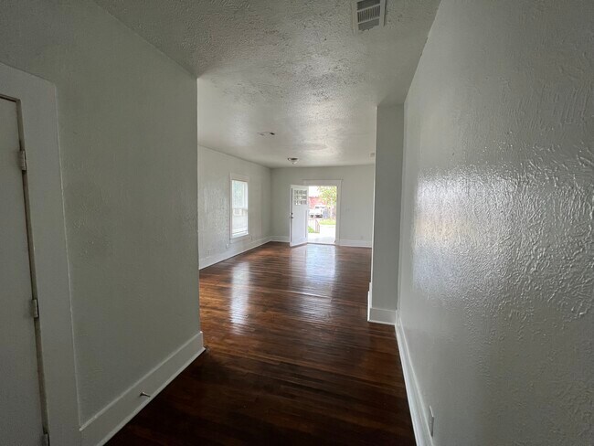 Toward front door - 2614 May St