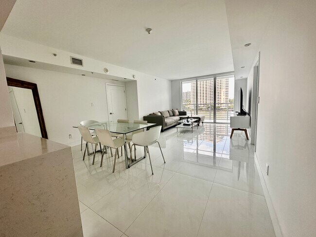 Foto del edificio - 335 S Biscayne Blvd