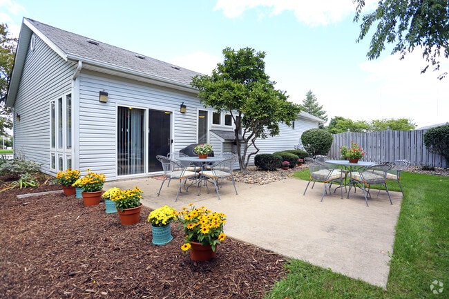 Community Patio - Regency Apartments