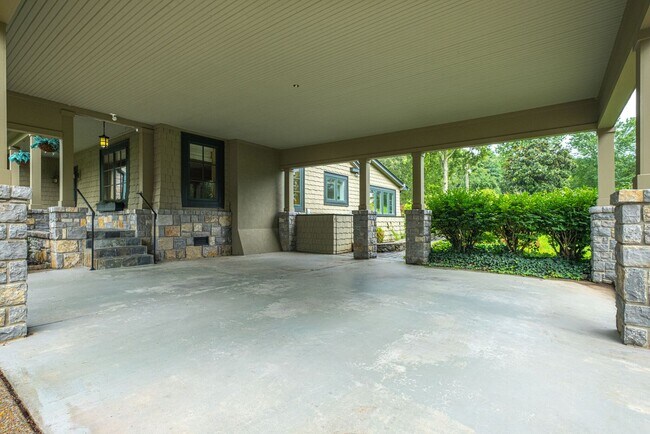 Building Photo - STUNNING 3BE/3BA in the very desirable Lei...