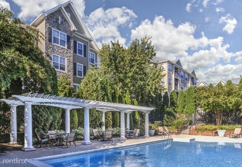 Building Photo - 733 Fallsgrove Dr