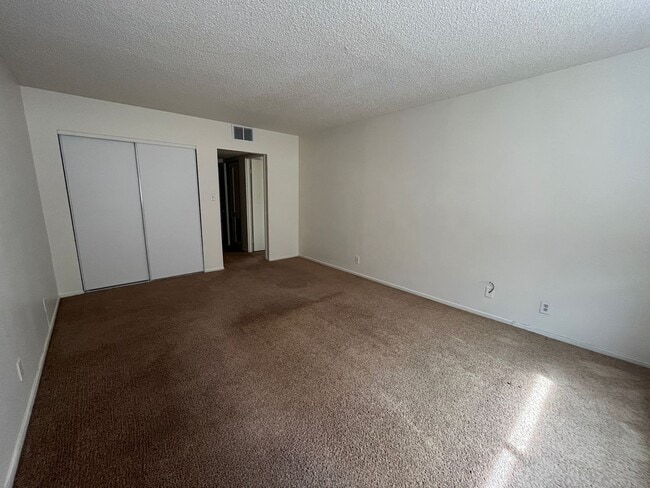 Building Photo - 2 Bed, 2 Bath Condo Near UNLV