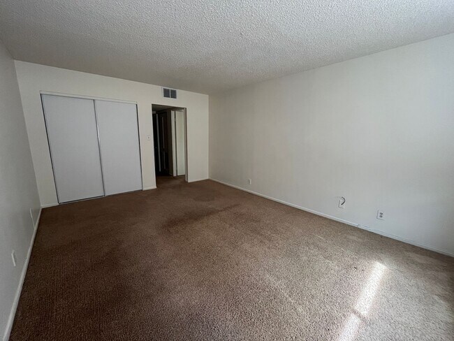 Foto del edificio - 2 Bed, 2 Bath Condo Near UNLV