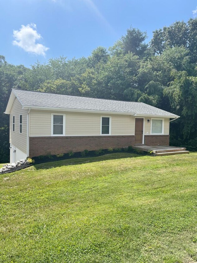 Foto principal - Adorable 3 bedroom 2 bath, great Candler l...