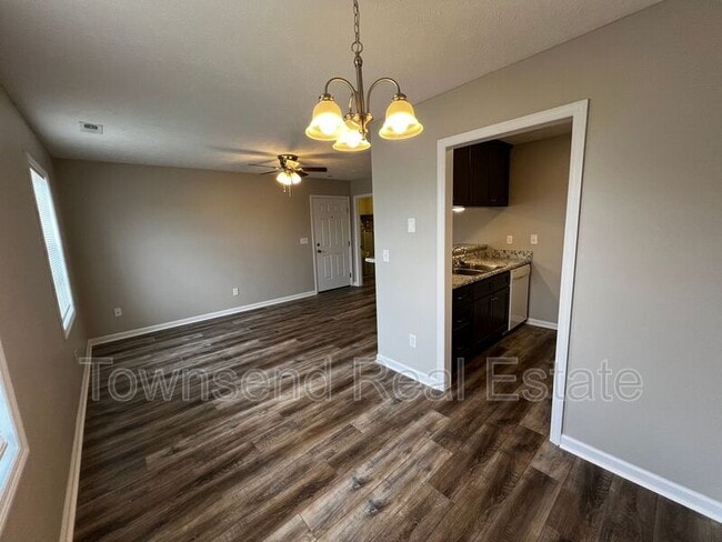 Building Photo - 1425 Ireland Dr
