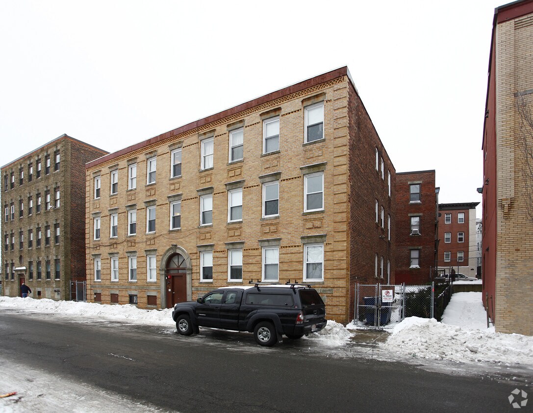 52 Peabody St, Salem, MA 01970 Apartments in Salem, MA