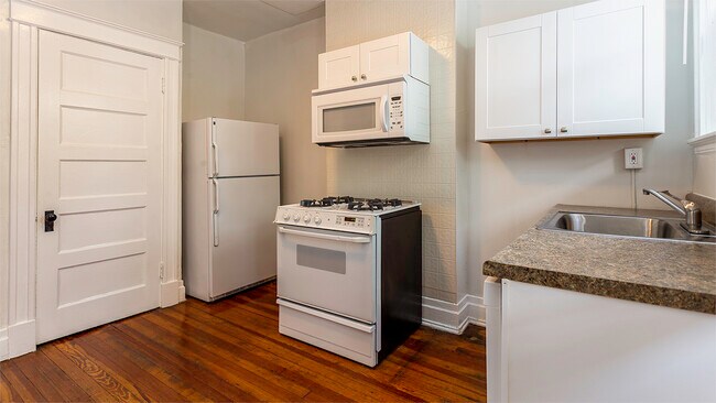 Fully equipped kitchen - 532 Riddle Rd