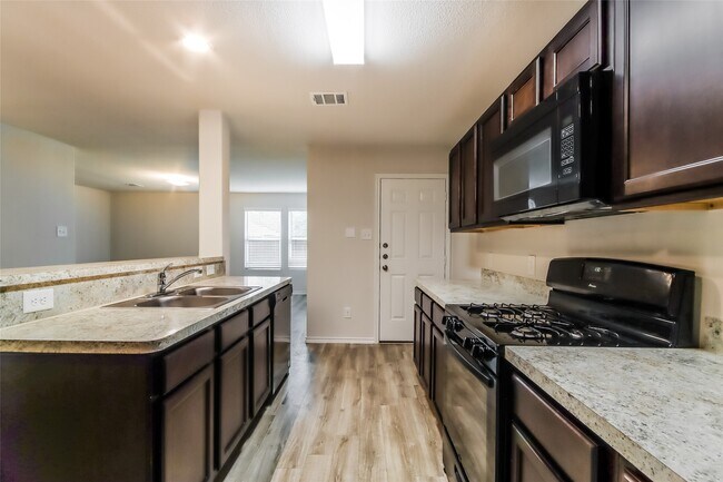 Foto del edificio - 17422 Linthorne St