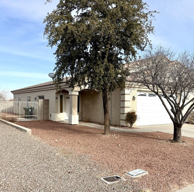 Foto del edificio - Move in Special! Half off 1st Month's Rent- Great 3 Bedroom Duplex near the Kingman Hospital!