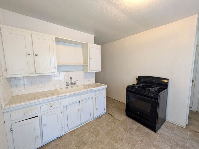 Foto del edificio - 690-690 1/2 W Irby St