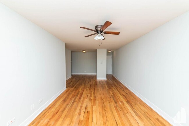 Building Photo - 1 bedroom in Chicago IL 60657