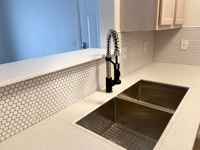 Foto del edificio - Nicely upgraded 1 bedroom on the South Strip