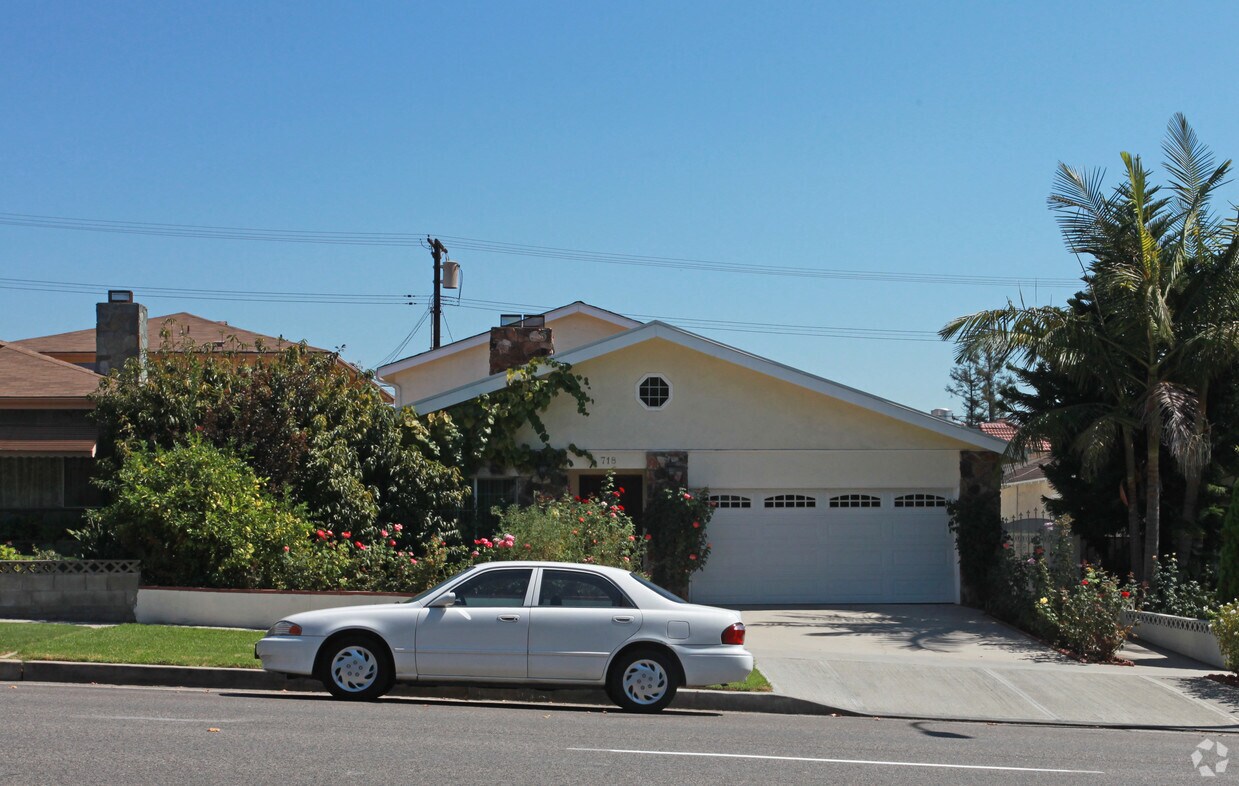Building Photo - 718 E Olive Ave