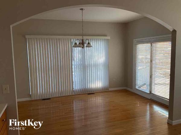 Building Photo - 700 Meadow Cliff Dr