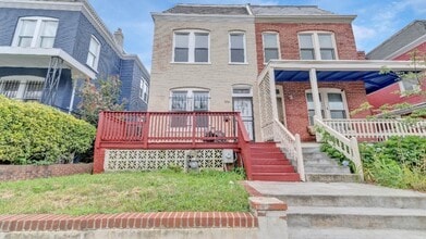 Building Photo - 720 Gresham Pl NW