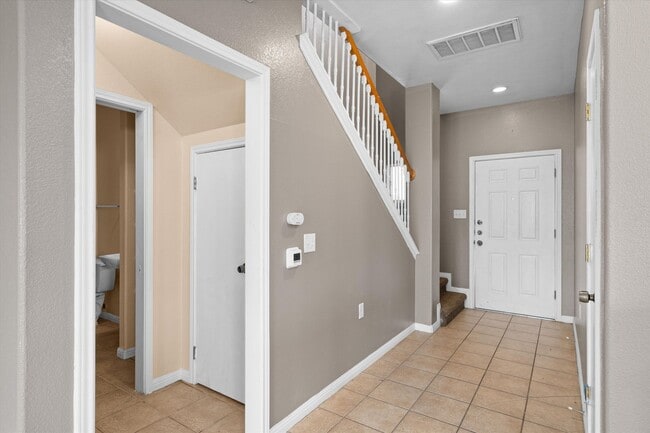Building Photo - 7502 Lazy Creek Dr