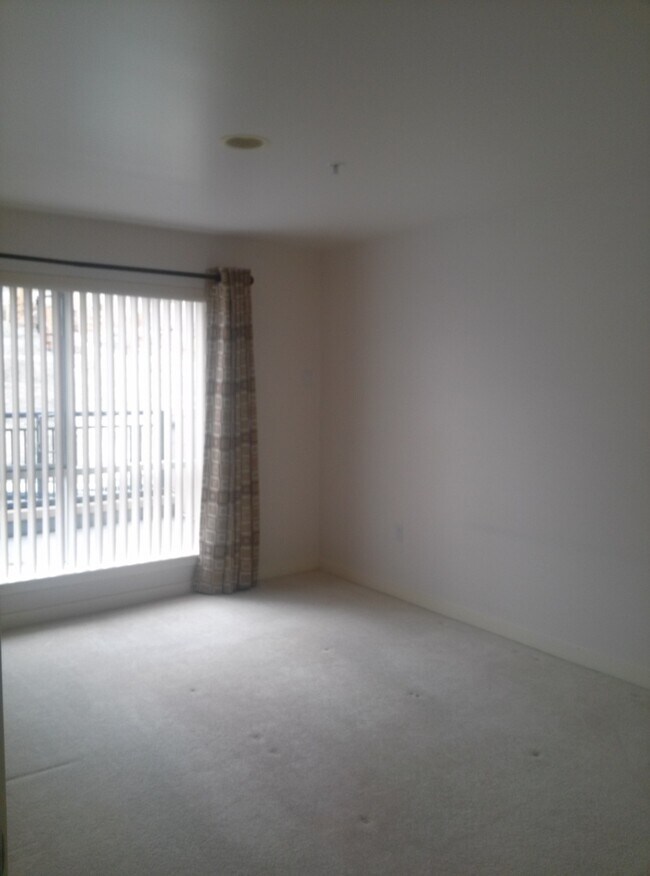 Building Photo - Future remodel Condo Apartemtn 1 BD/1 BA I...