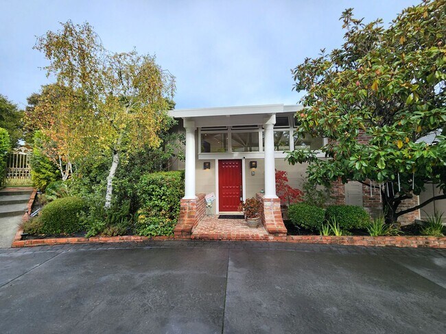 Building Photo - Charming Single Family Home Located in Hil...